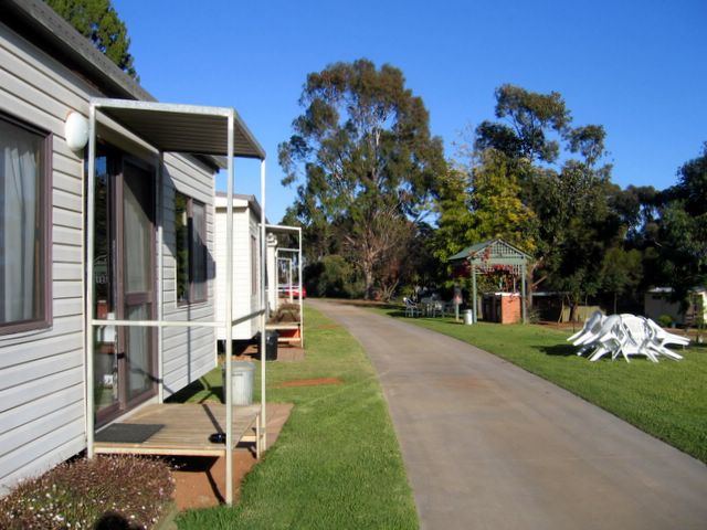 Weir Caravan Park - Robinvale: Cottage accommodation ideal for families, couples and singles
