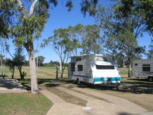 Discovery Holiday Parks - Rockhampton: Powered sites for caravans backing on to spacious school sports fields