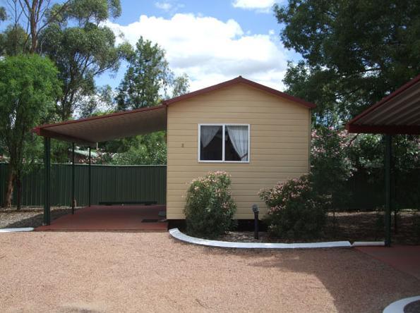 Roma Aussie Tourist Park - Roma: Cabin accommodation which is ideal for couples, singles and family groups. 
