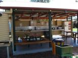 Roma Aussie Tourist Park - Roma: Camp kitchen and BBQ area 