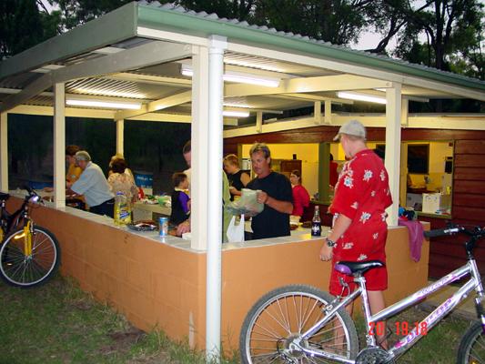 Sandy Hollow Tourist Park - Sandy Hollow: Camp kitchen and BBQ area