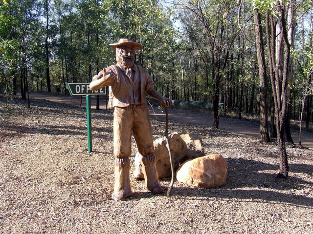 Sapphire Caravan Park - Sapphire: Statue showing the historic prospector