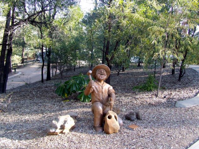Sapphire Caravan Park - Sapphire: Statue showing historic prospector