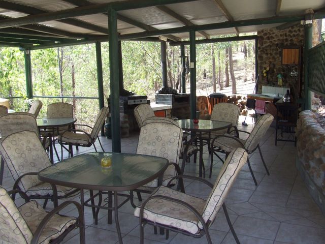 Sapphire Caravan Park - Sapphire: Camp kitchen and BBQ area