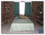 Sapphire Caravan Park - Sapphire: Cabin bedroom