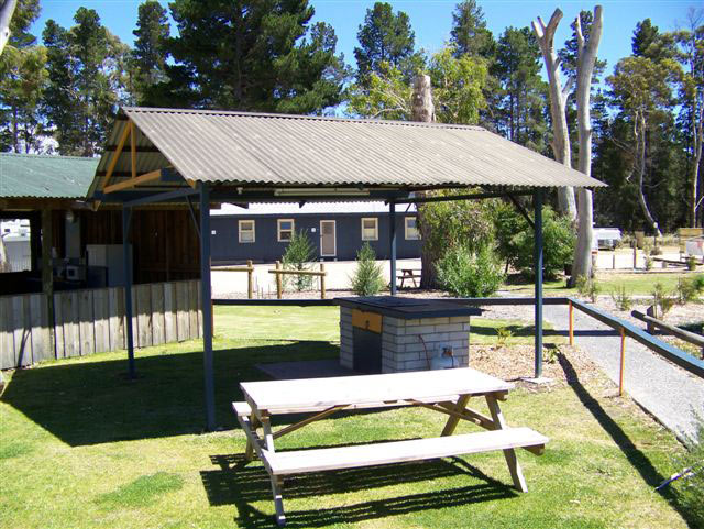 Seven Mile Beach Cabin and Caravan Park - Seven Mile Beach: Sheltered outdoor BBQ