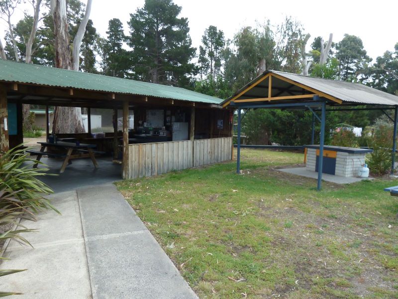 Seven Mile Beach Cabin and Caravan Park - Seven Mile Beach: Large camp kitchen and free gas BBQ area. Photo by Lynn Gorman.