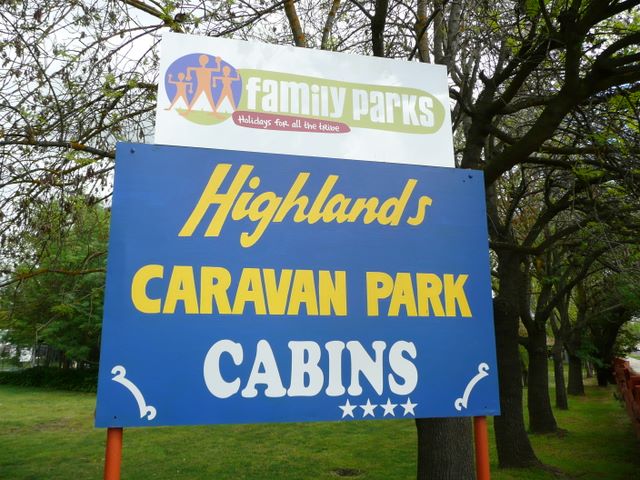 Highlands Caravan Park - Seymour: Highlands Caravan Park Cabins welcome sign