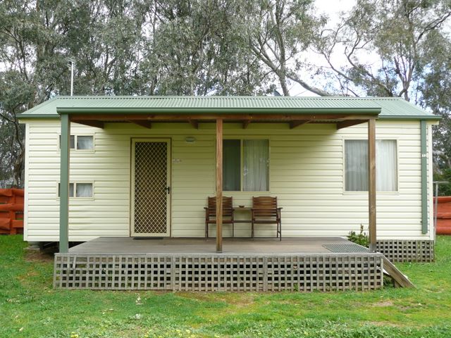 Highlands Caravan Park - Seymour: Cottage accommodation, ideal for families, couples and singles