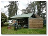 Highlands Caravan Park - Seymour: Camp kitchen and BBQ area