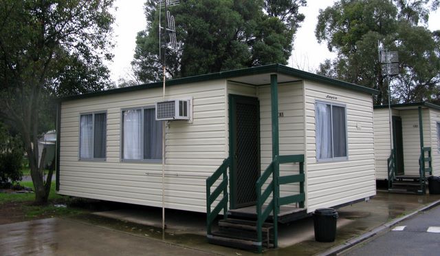 Strayleaves Caravan Park - Shepparton: Cottage accommodation ideal for families, couples and singles