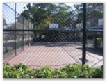 Shoal Bay Holiday Park - Shoal Bay: Tennis court and basketball area