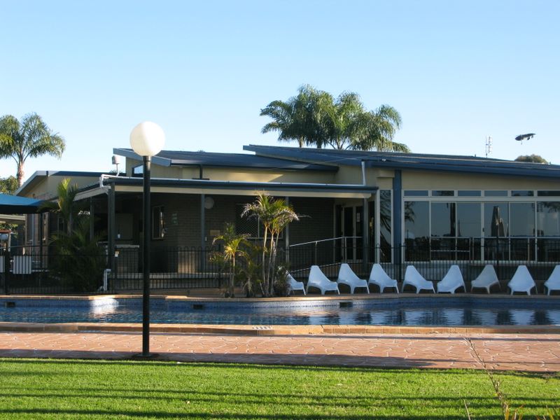 Mountain View Caravan and Mobile Home Village - Shoalhaven Heads: Swimming pool with recreation building in the background