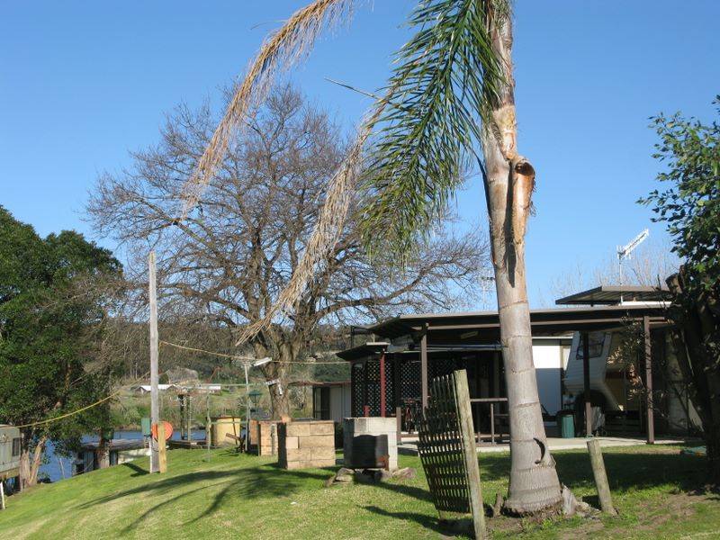 Shoalhaven Ski Park / North Nowra River Front Caravan Park - North Nowra: Many of the regulars have their own BBQ