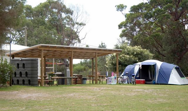 BIG4 South Durras Holiday Park - South Durras: Camping area with BBQ facilities