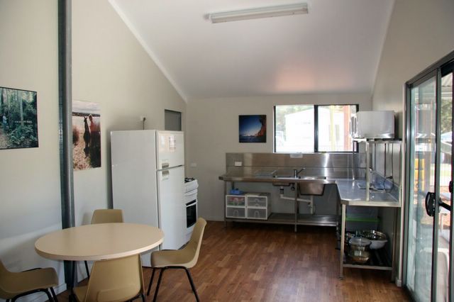 BIG4 South Durras Holiday Park - South Durras: Cabin accommodation kitchen