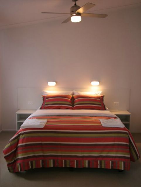BIG4 South Durras Holiday Park - South Durras: Cabin bedroom