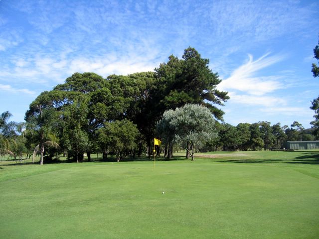 South West Rocks Golf Course - South West Rocks: Green on Hole 1