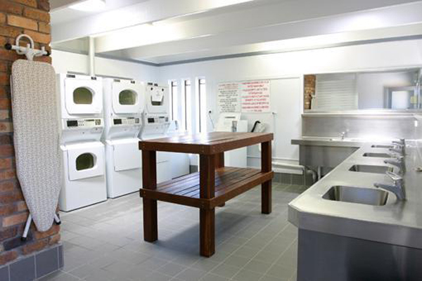 Stanthorpe Top of Town Accommodation Village - Stanthorpe: Interior of laundry