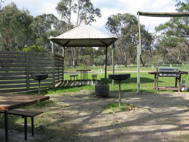 Stawell Park Caravan Park - Stawell: Sheltered outdoor BBQ