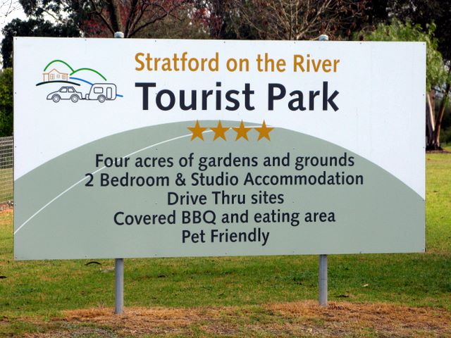 Stratford On The River Tourist Park - Stratford: Stratford on the River Tourist Park welcome sign