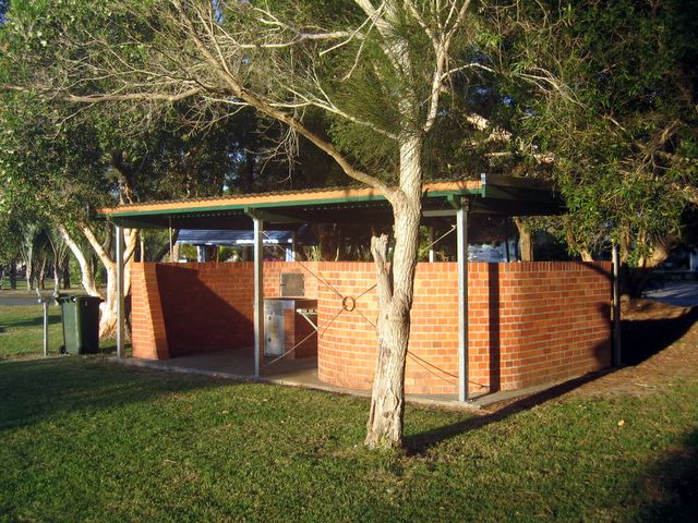 Stuarts Point Holiday Park - Stuarts Point: BBQ facilities in the reserve adjacent to the Caravan Park