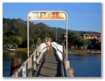 Stuarts Point Holiday Park - Stuarts Point: Footbridge across the river