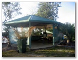 Stuarts Point Holiday Park - Stuarts Point: Camp Kitchen and BBQ area