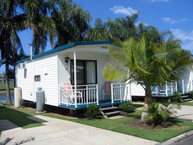 Alex Beach Cabins & Tourist Park - Alexandra Headland: Cottage accommodation ideal for families, couples and singles