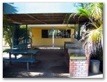 Alex Beach Cabins & Tourist Park - Alexandra Headland: Camp Kitchen and BBQ area