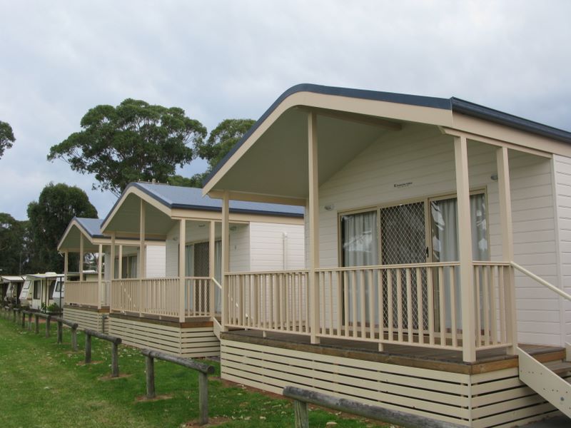 Seacrest Caravan Park - Sussex Inlet: Cottage accommodation, ideal for families, couples and singles with water views.