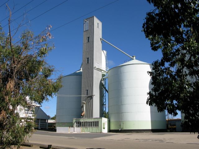 Pioneer Settlement Museum - Swan Hill: Pioneer Settlement Museum at Swan Hill Victoria: Grain silos adjacent to Riverside Caravan Park