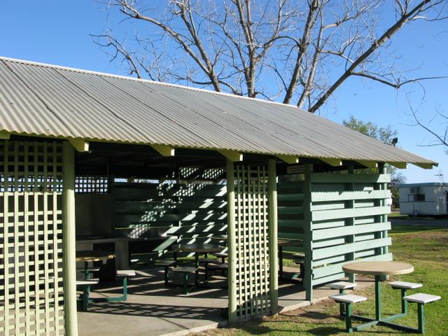 Swan Hill Holiday Park - Swan Hill: Camp kitchen and BBQ area