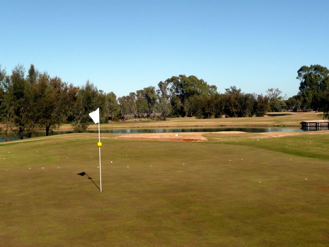 Murray Downs Golf & Country Club - Swan Hill: Green on Hole 2