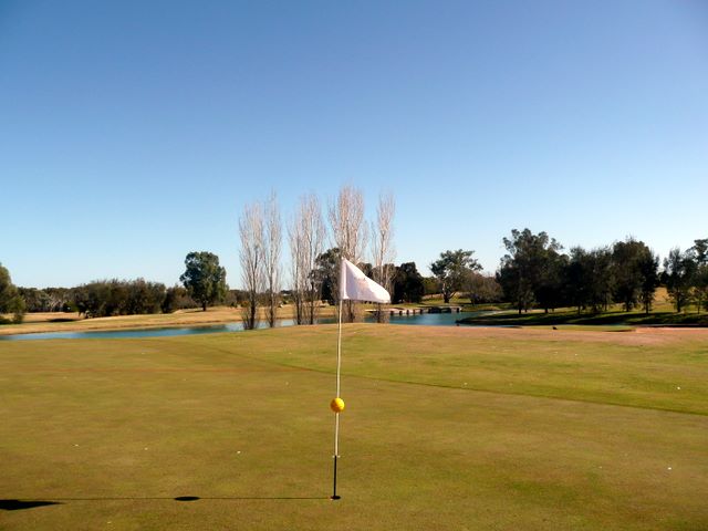 Murray Downs Golf & Country Club - Swan Hill: Green on Hole 4