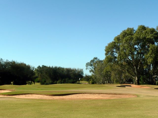 Murray Downs Golf & Country Club - Swan Hill: Approach to the Green on Hole 7