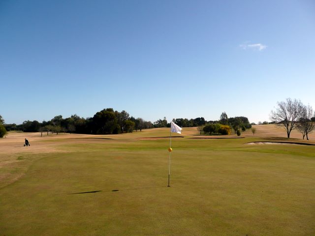 Murray Downs Golf & Country Club - Swan Hill: Green on Hole 7 looking back along fairway