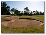 Murray Downs Golf & Country Club - Swan Hill: Bunkers to the left of Hole 5