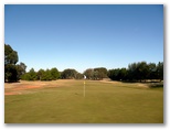 Murray Downs Golf & Country Club - Swan Hill: Green on Hole 9 looking back along fairway