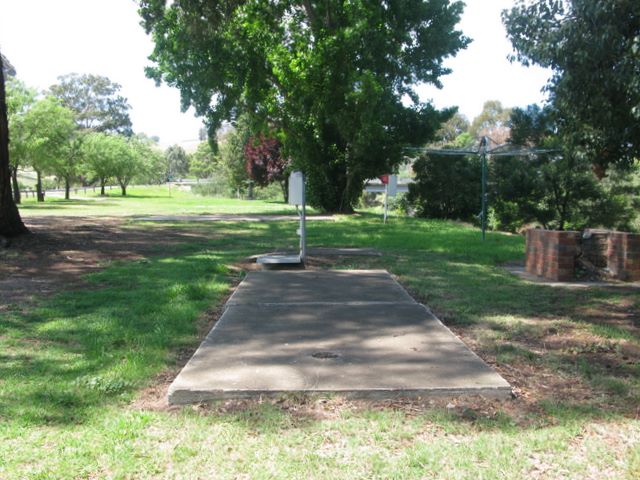 Swifts Creek Caravan and Tourist Park - Swifts Creek: Powered sites for caravans with clothesline to the right.