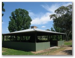 Swifts Creek Caravan and Tourist Park - Swifts Creek: Meeting room with open fireplace.