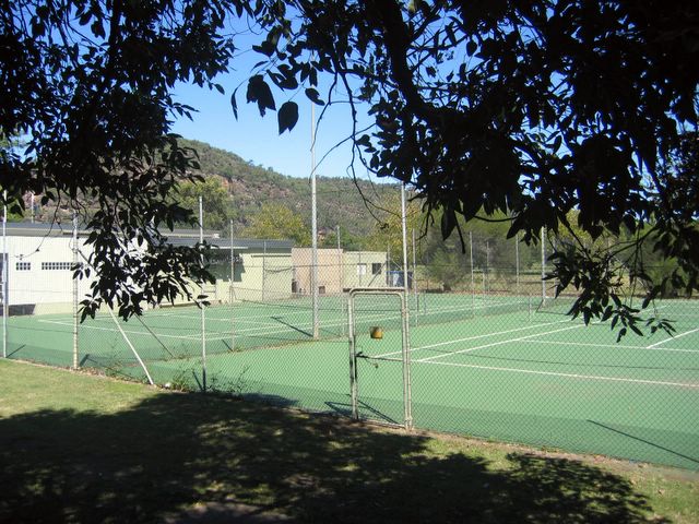 Del Rio Riverside Resort - Wisemans Ferry: Tennis courts