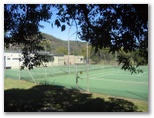 Del Rio Riverside Resort - Wisemans Ferry: Tennis courts