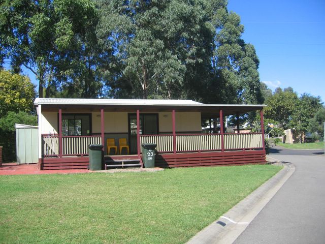 Sydney Hills Holiday Village - Dural: Camp Kitchen and BBQ area