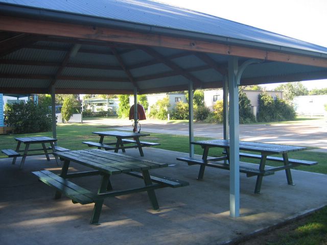 BIG4 Sydney Lakeside Holiday Park - Narrabeen: BBQ and outdoor dining area