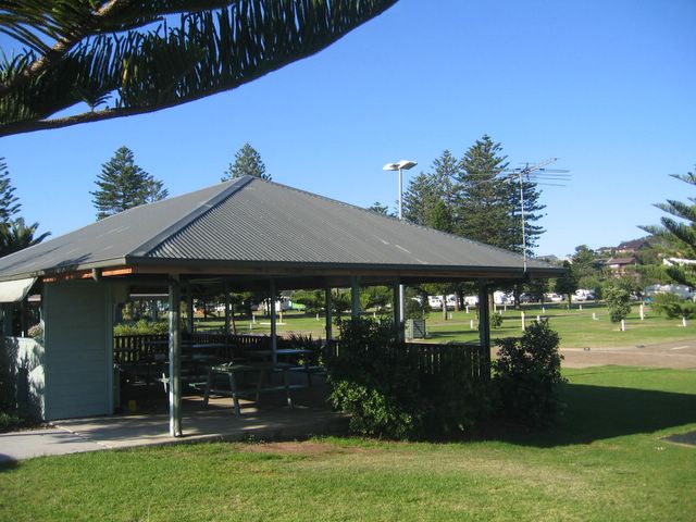 BIG4 Sydney Lakeside Holiday Park - Narrabeen: Camp Kitchen and BBQ area