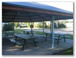 BIG4 Sydney Lakeside Holiday Park - Narrabeen: BBQ and outdoor dining area