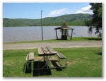Tallangatta Lakelands Caravan Park - Tallangatta: Sheltered outdoor BBQ and picnic area