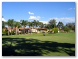 Tamworth Golf Course - Tamworth: Green on Hole 18 with view of Club House
