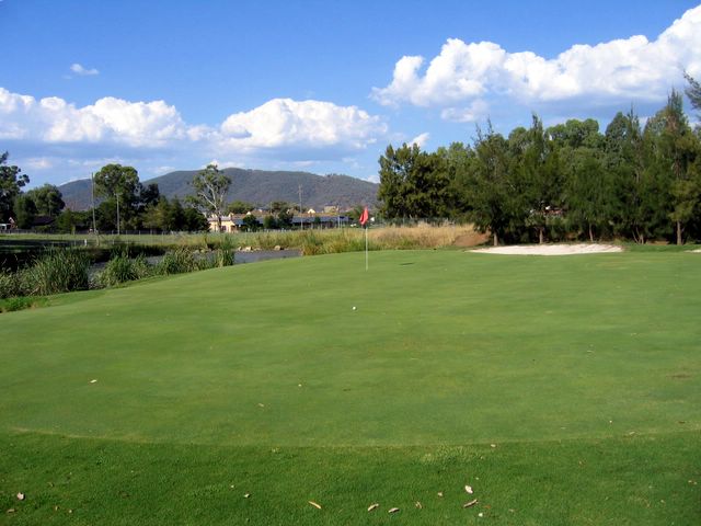 Longyard Golf Course - Tamworth: Green on Hole 4